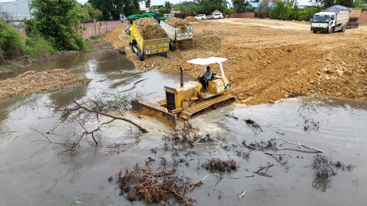 Awesome!Great Job Dozer D40P,Use Techniques Pushing Soil Perfectly,5T Dump Truck Unloading Land