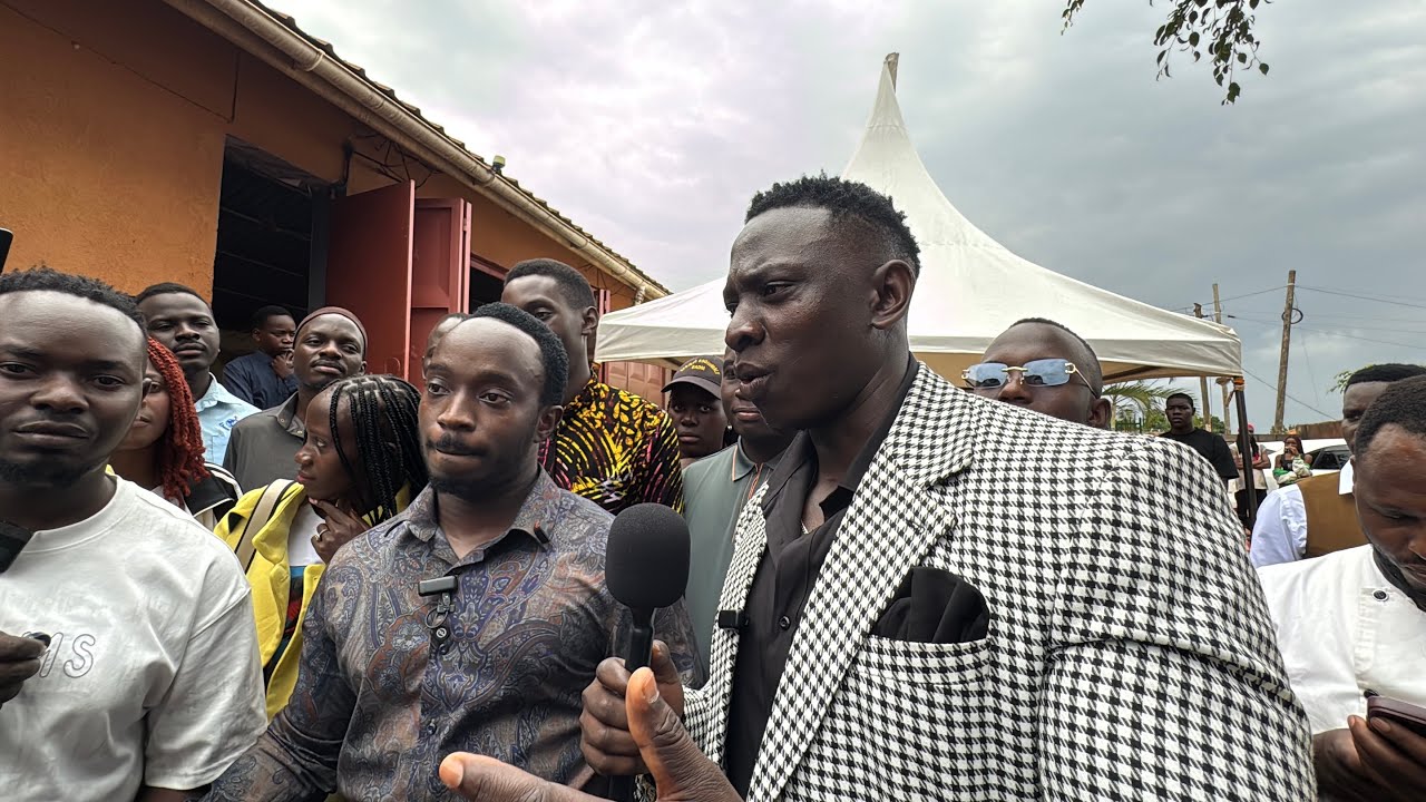 Pastor Isaac Rwomushana afuse ensonga! Ba Tik Toker bamusazeko mu Church ye abawe ku masanyalaze 