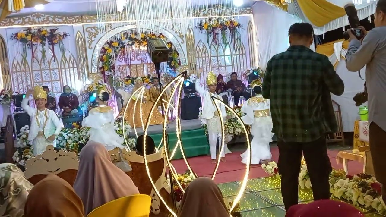 Tarian Moleleyangi di Pesta Pernikahan Upik dan Jein