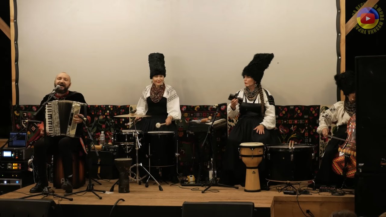 ДахаБраха DakhaBrakha концерт в дідовій хатчині с.Яворів 2019 р.
