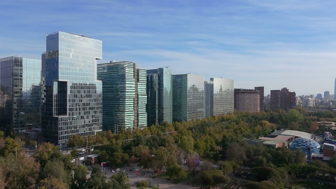 Vuelo DRONE en el Parque Araucano, Santiago.
