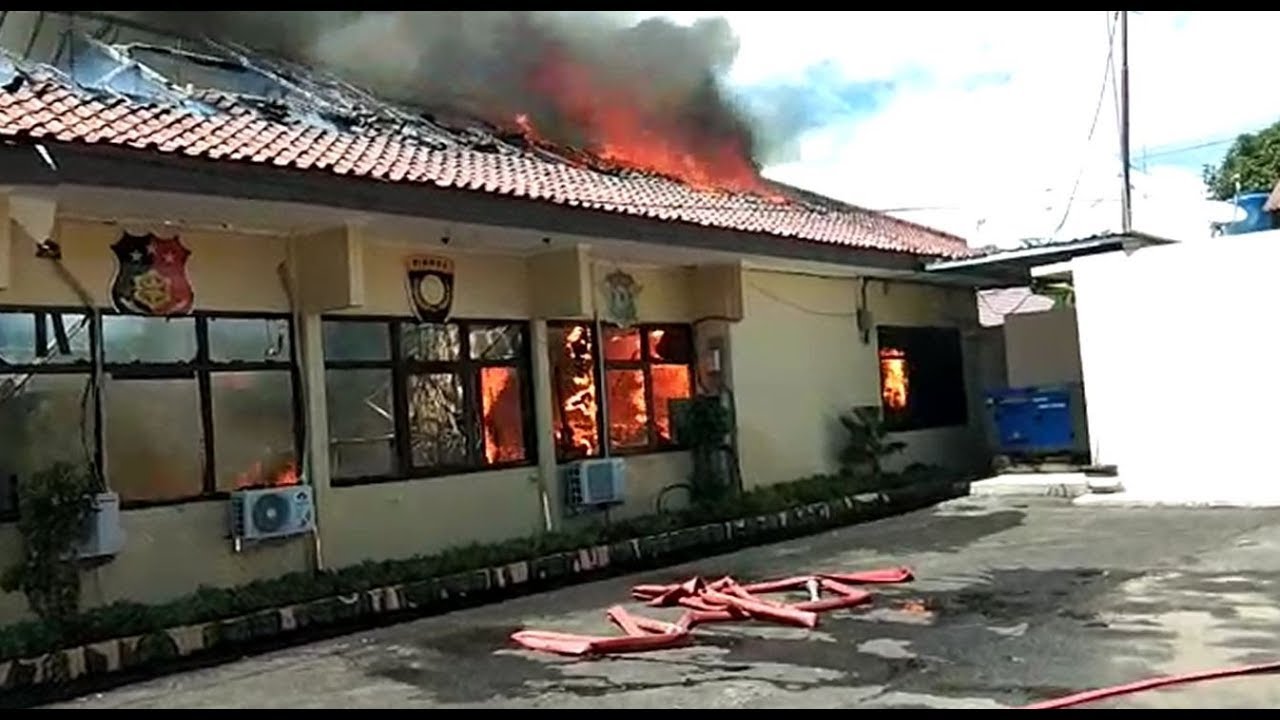 Kebakaran di Kantor Polres Lampung Selatan | KUPASTV LAMPUNG