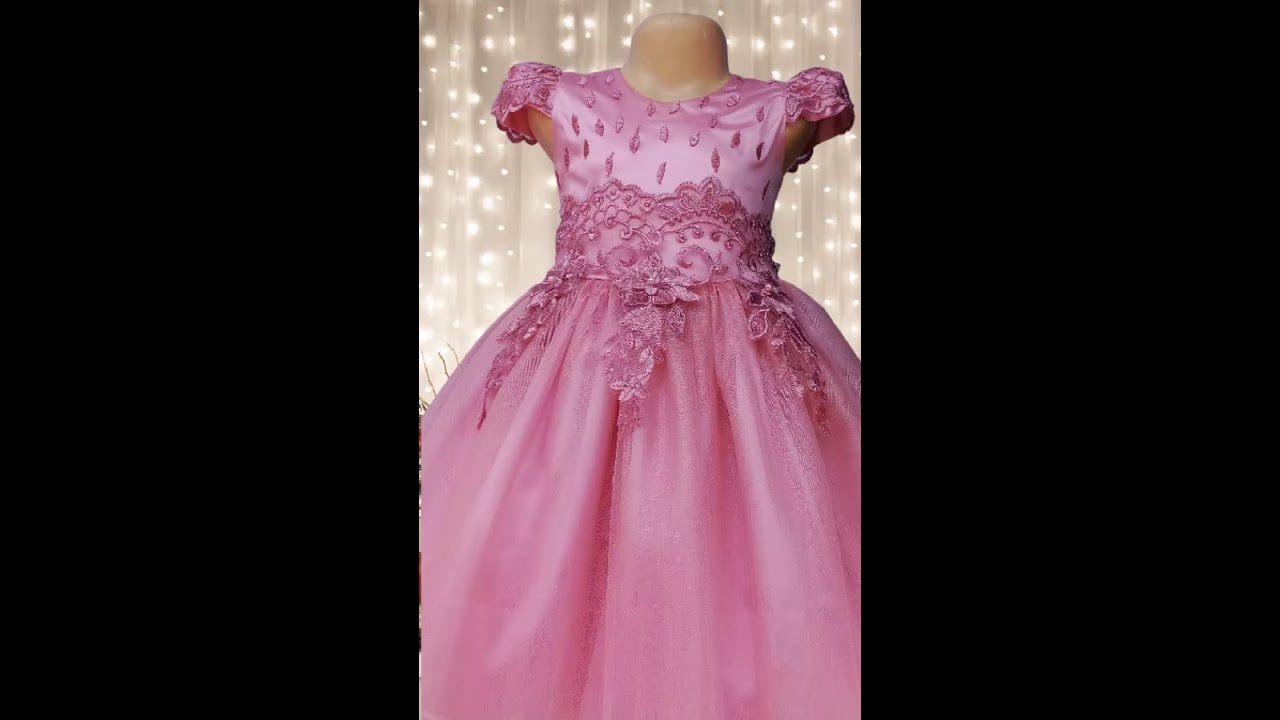 Vestido de niña con manga casquito y  fajón o cinturon sobrepuesto en chantilly elaborado a mano