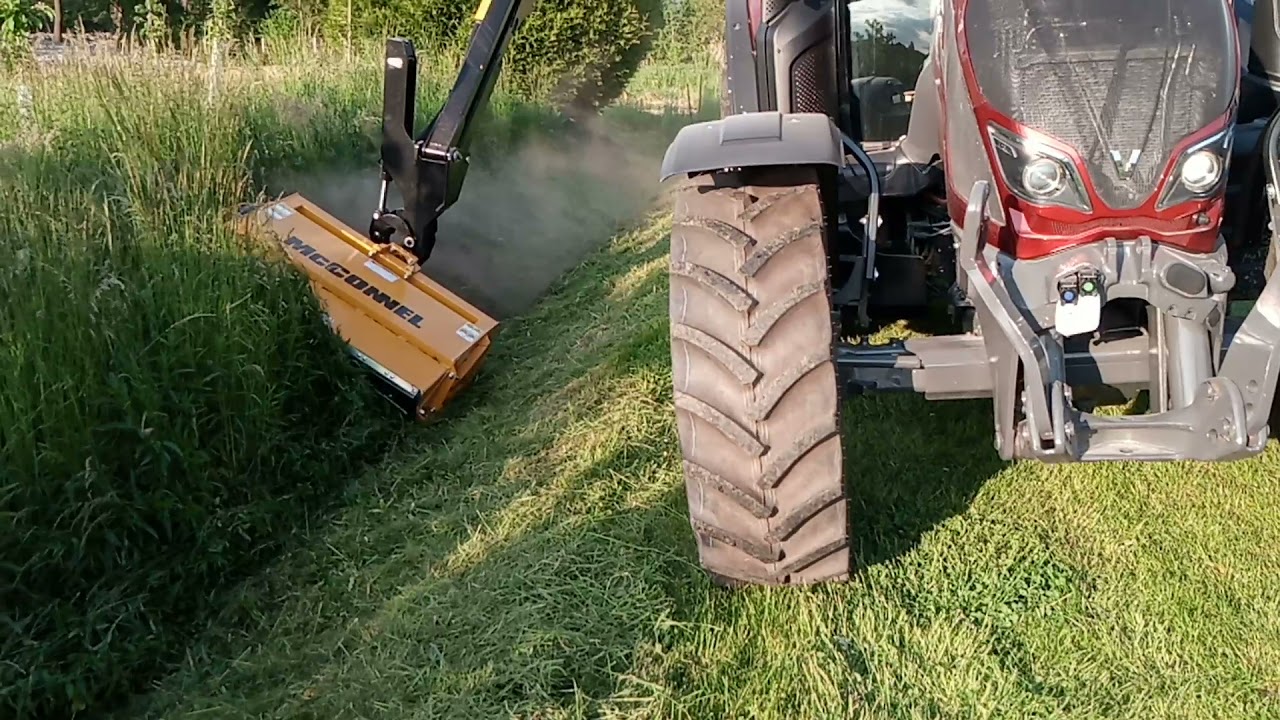 Valtra N134 - Jirka zkou&scaron;&iacute; novou zahradn&iacute; sekačku