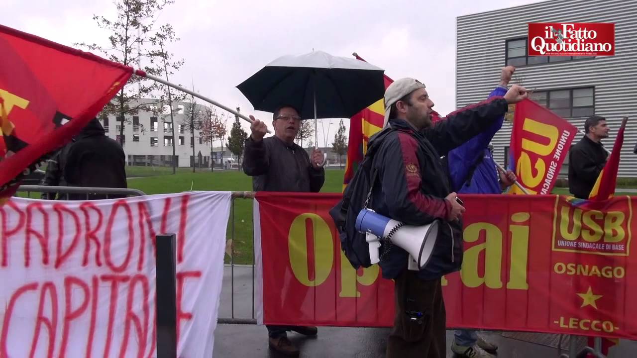 Renzi alla Alcatel, ad attenderlo le uova degli operai. E lui passa dal retro