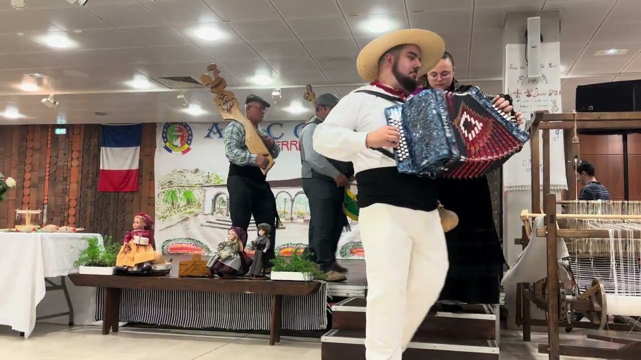 Cana verde de entrada por o Grupo Etnográfico da Ribeira Lima de Chevry-Cossigny 
