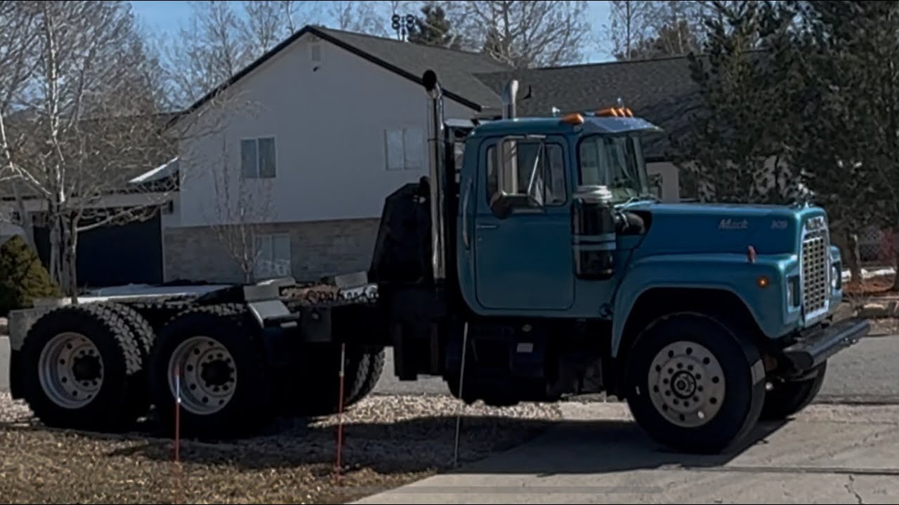 1985 MACK R Model (Grocery getter)