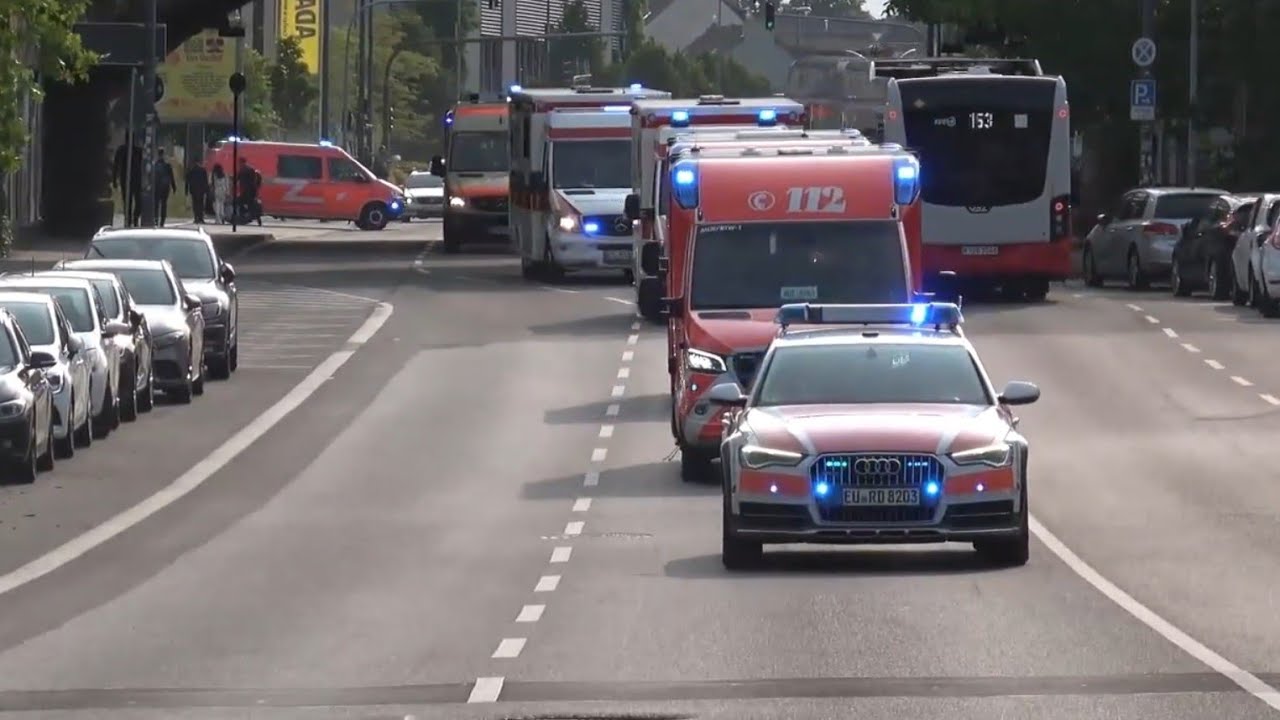 [Ausnahmezustand nach Bombenfund in Köln] Einsatzfahrten von Polizei, Rettungsdienst und Feuerwehr