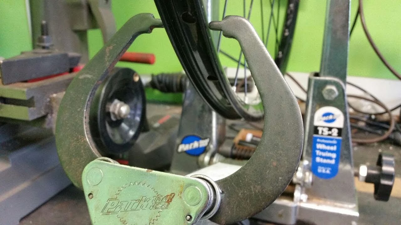 COME CENTRARE UNA RUOTA DELLA BICI CON IL CENTRARUOTE
