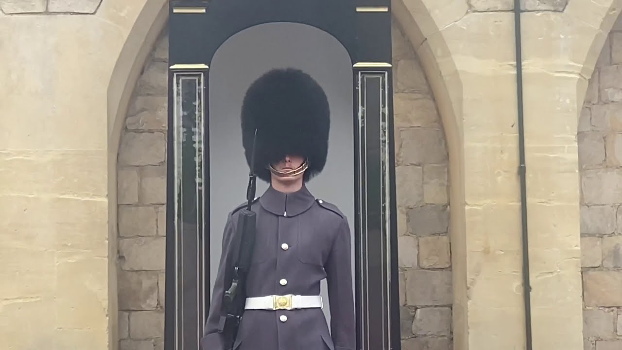 Scots guards in Windsor Castle (12/12/2020)