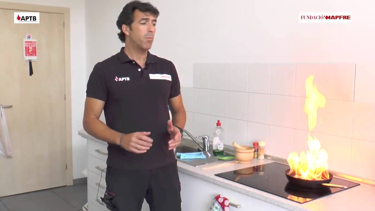 CÓMO EXTINGUIR UN INCENDIO EN LA COCINA