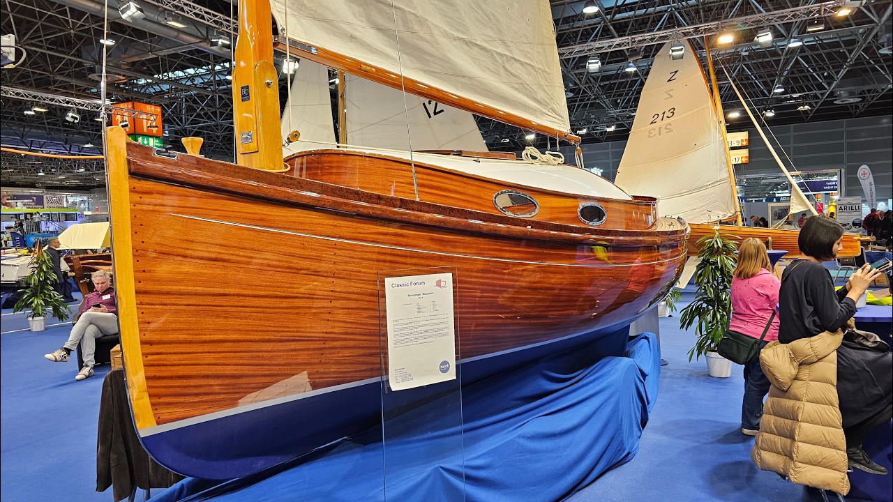 Klassische Holzsegelboote auf der Boot Düsseldorf 2026