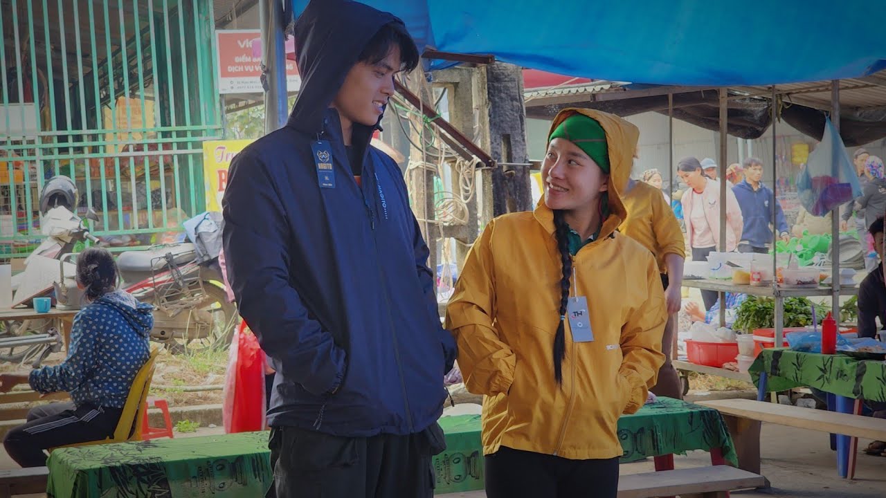 Doan took Hue to the market to buy warm clothes for the cold winter