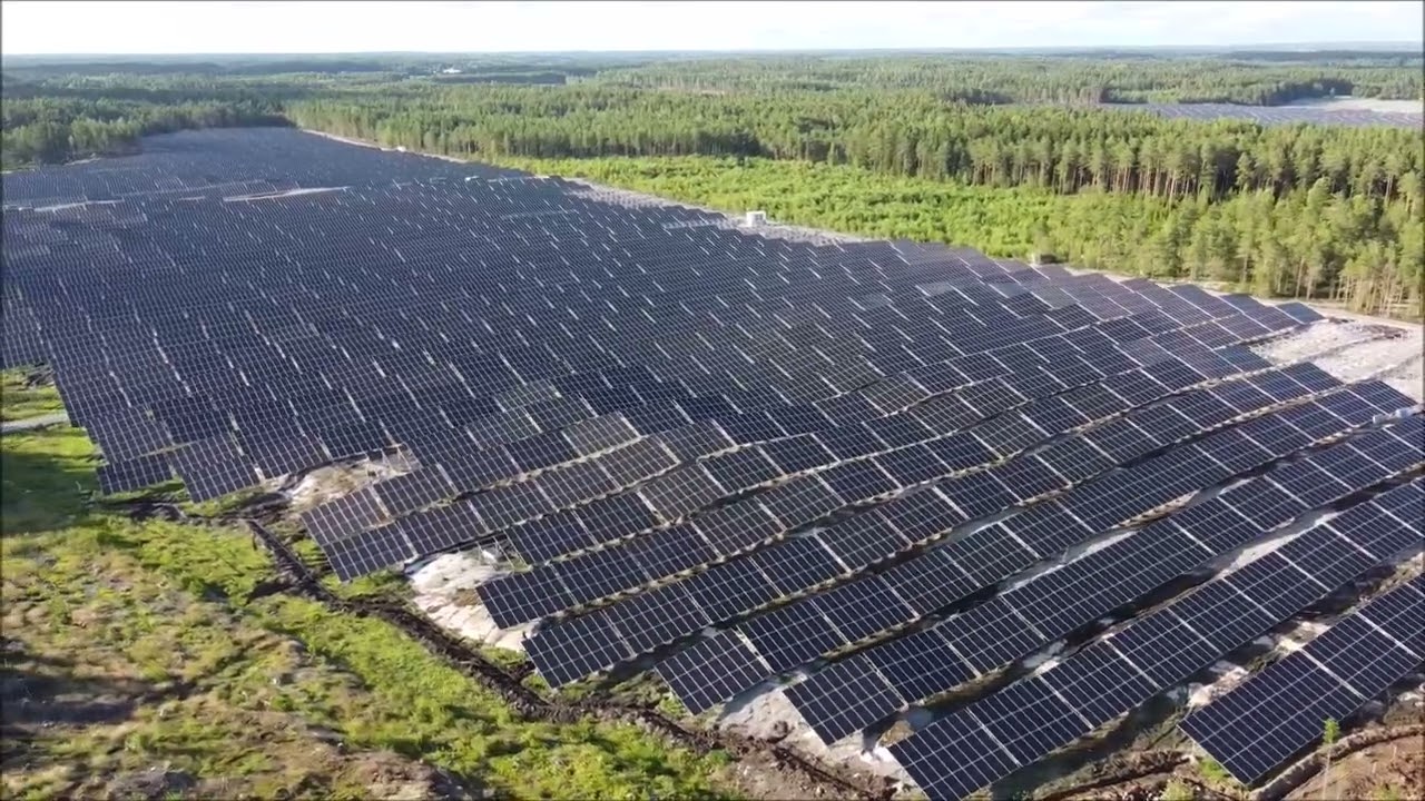 Heinäkuista maisemaa Kalannin aurinkovoimalan rakennustöistä
