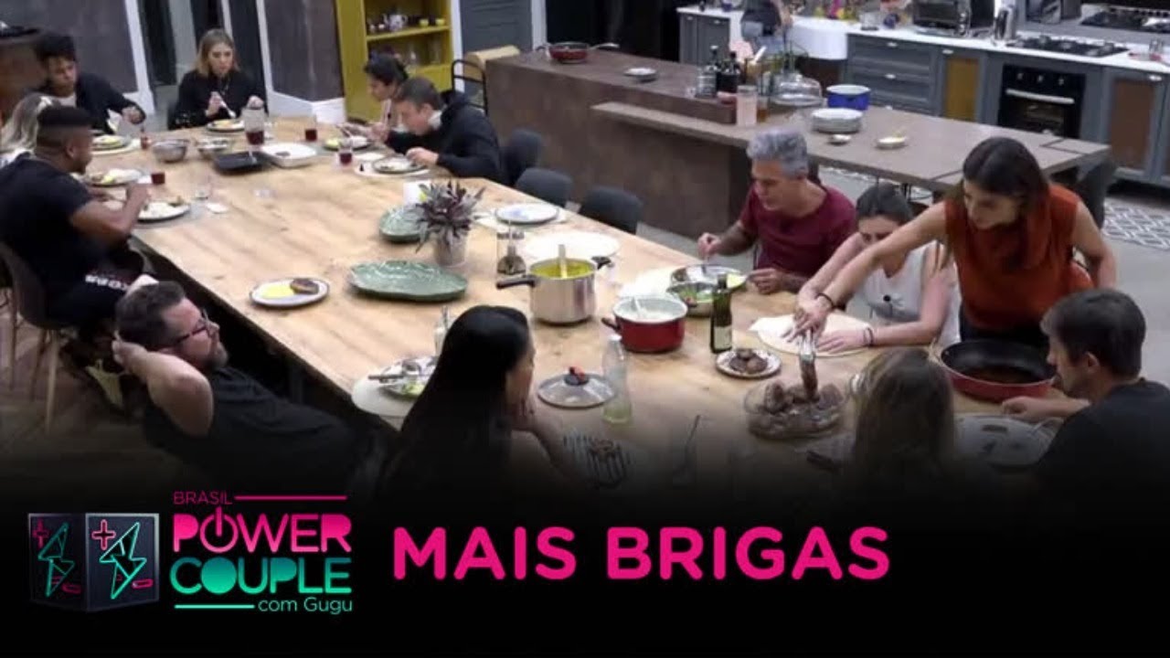 Casais discutem preparo da comida e sentam separados durante almoço