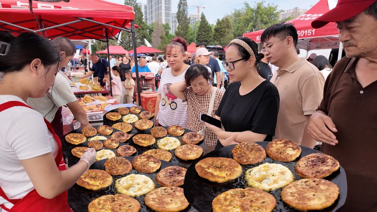 山西太原人民早餐吃什么，每天只开3个小时的太原早市，名气小吃摊黄，北方人民最爱的烧饼，外酥里糯的黄油糕，糖油饼，皮薄馅大的韭菜盒子，热气腾腾的羊肉汤和牛头菜，中国名小吃驴打滚，平遥碗托，内蒙桌山熏鸡