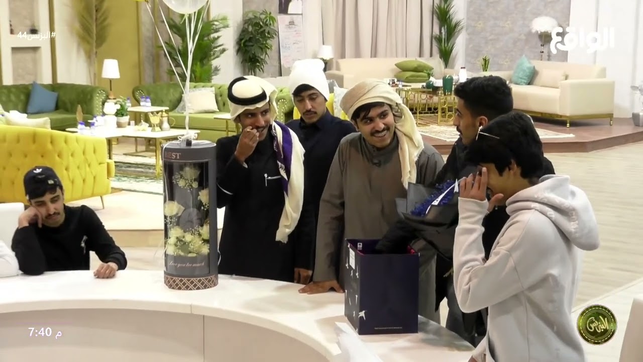 فرحة المتسابقين بالهدايا وشكرهم لمن أهداهم 