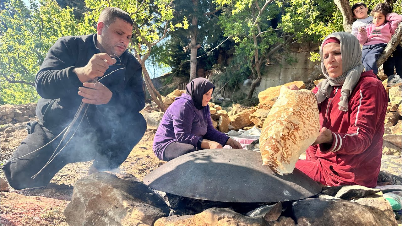 ريف لبنان🇱🇧تحضير خبز الصاج(المرقوق)مناقيش لبنانية🥖بجو العائلة الدافئ❤️مع الطبيعة الخلابة❤️