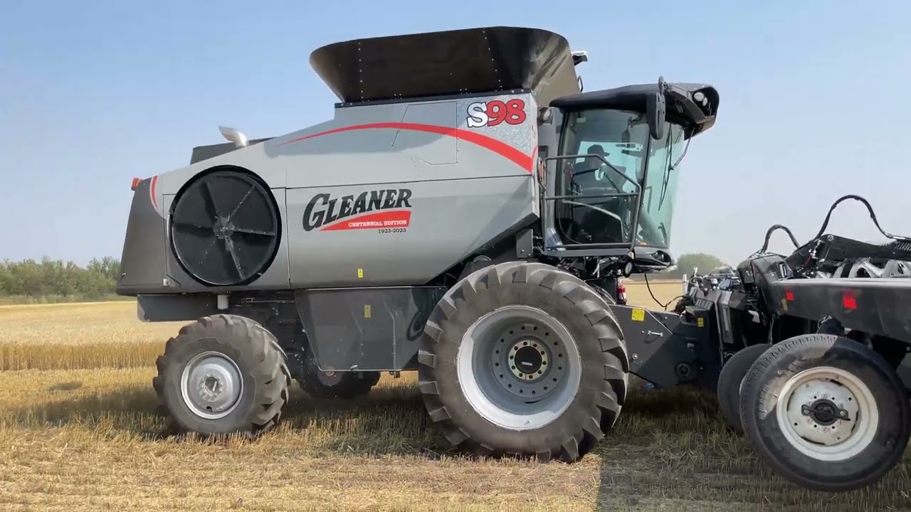 Демонстрация зерноуборочного комбайна Centennial Gleaner S98!