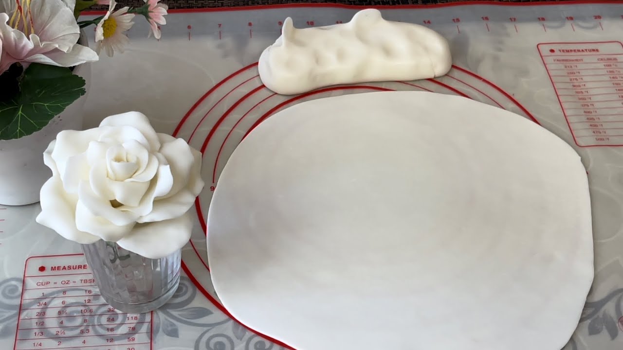 Plastic chocolate dough for making roses, and covering cakes by Design عجينة الشكولاته البلاستيكية