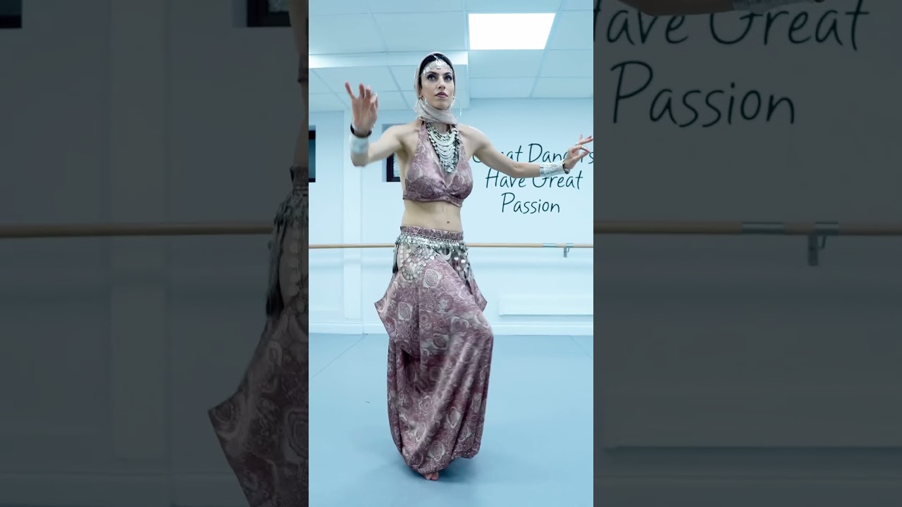 🩷🤍#bellyfusion #bellydancetutorial #fusionbellydance #bellyroll #bellydancer #isolations 🩷🤍