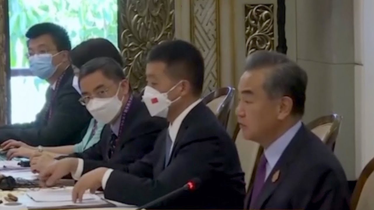 Chinese FM Wang Yi meets with diplomats from G20 countries in Indonesia