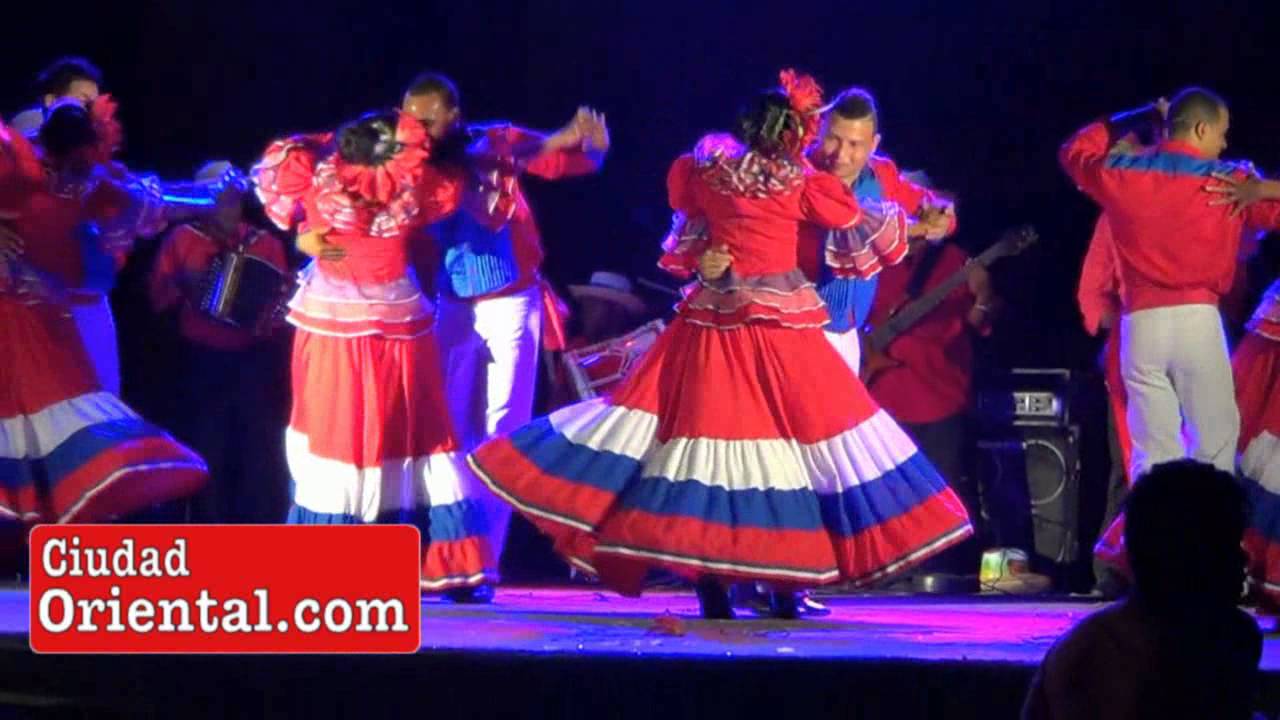 Ballet folclórico dominicano bailando Los Saxofones, en la Plaza España de Santo Domingo