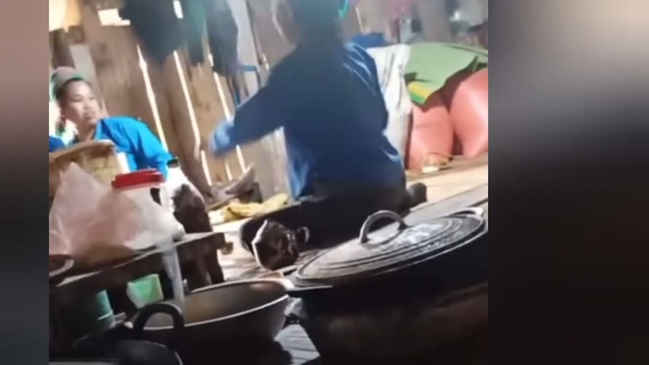 Hai bà bàn tán trò chuyện rất vui 