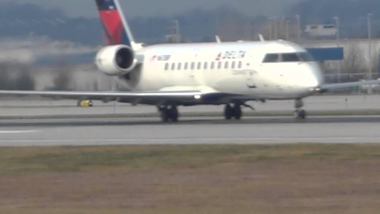 Delta Connection CRJ-200 Takeoff