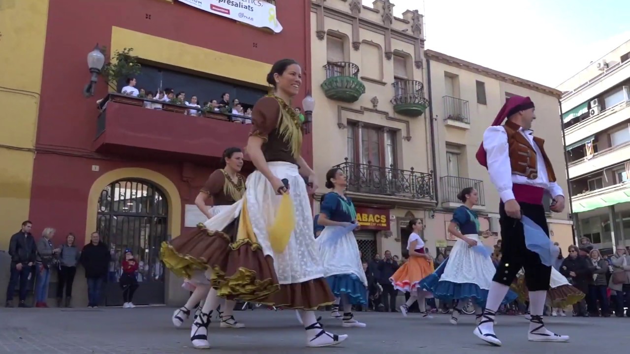 Actuació de l'Esbart Dansaire de Molins de Rei dins del marc de La Candelera