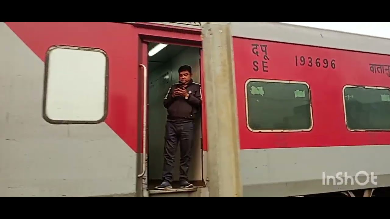 18101 muri express at departure at phaphund station 