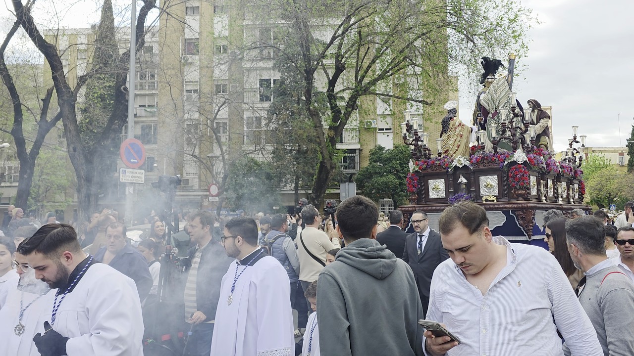 Ayer tuve que hacer esto con mi andador para emitir en directo la procesión de Caridad y Desconsuelo