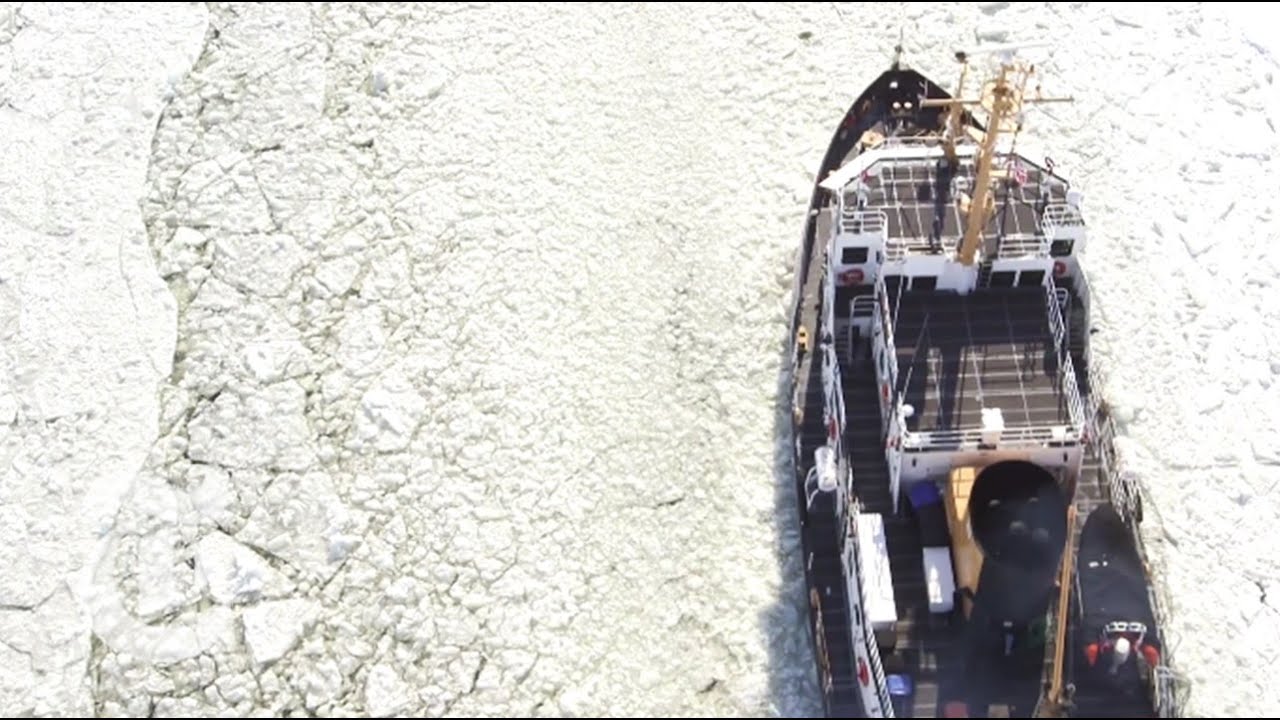 Breaking Ice on the Hudson River | The New York Times