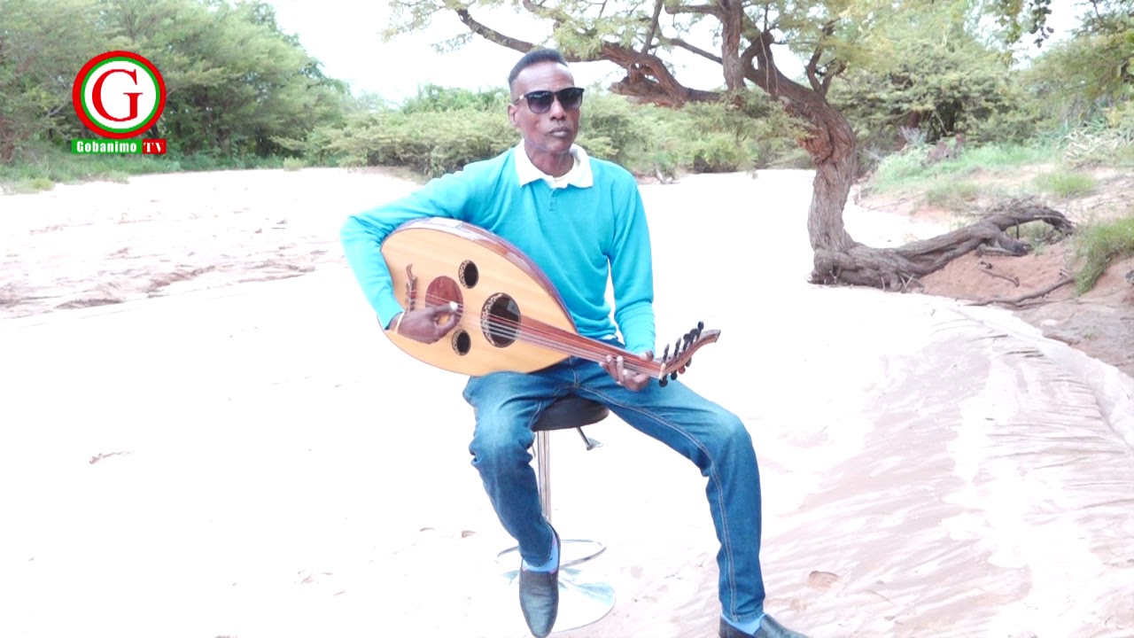 Musician-ka Geele oo ku luuqaynaya heesta Naf Jacayl Haleelay oo  si cajiib ah u qaadayo ku raxaysta