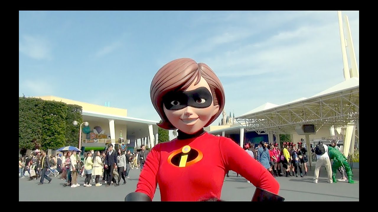 Mr. and Mrs. Incredible's greeting (Tokyo Disneyland)