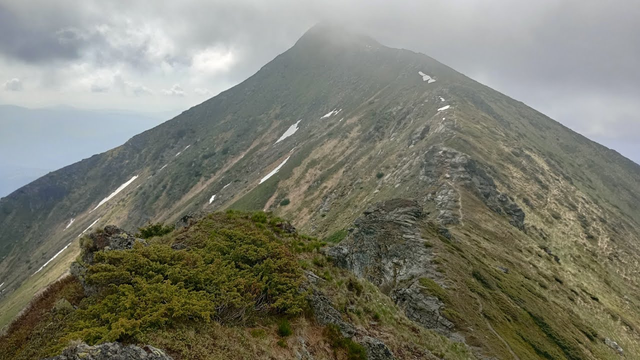 Radnai-havasok (2 rész) Az Ünőkő (2279 m) és a Kis-Ünőkő (Lála, 2222 m) Vârfurile Ineu și Ineuț