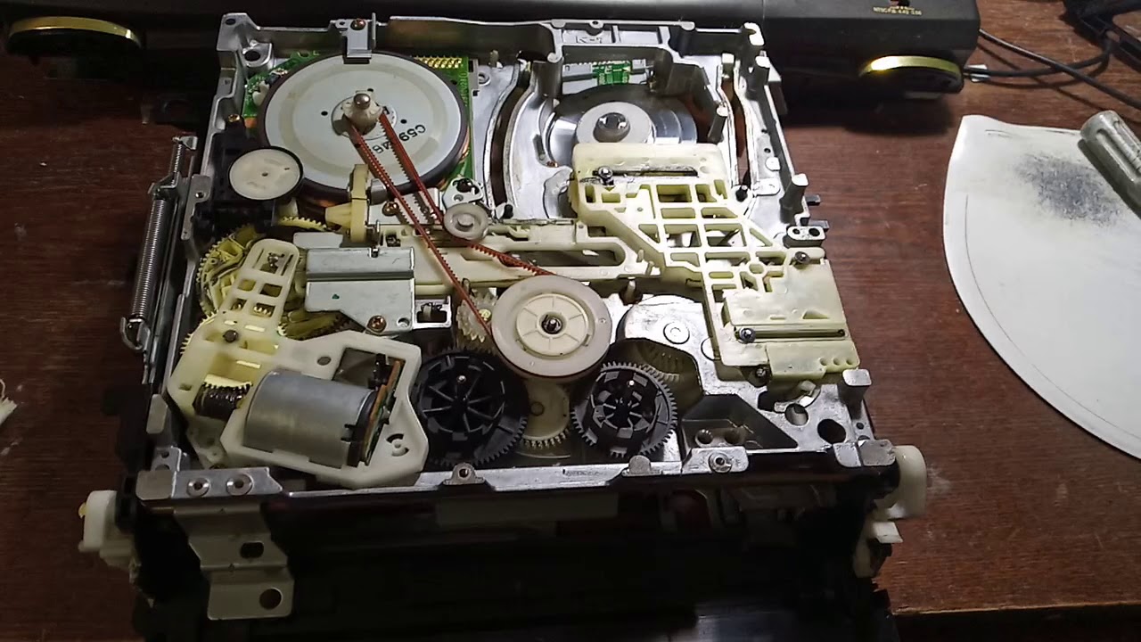 Видеомагнитофон Panasonic NV-SD400 код H02. Снимаем лентопротяжный механизм.