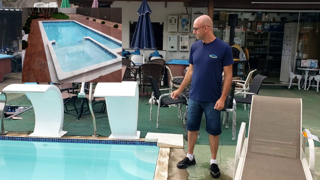 Piscina de Fibra com Borda Pastilhada e Pedra na Borda