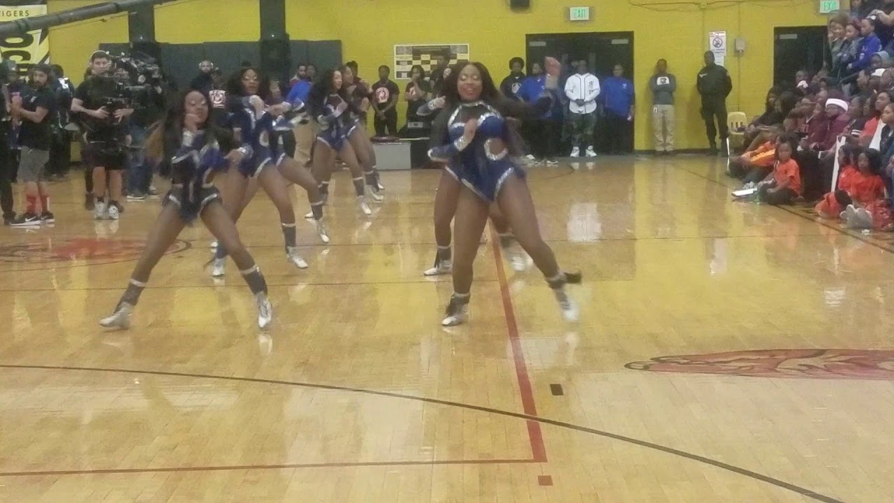 Dancing Dolls Entrance