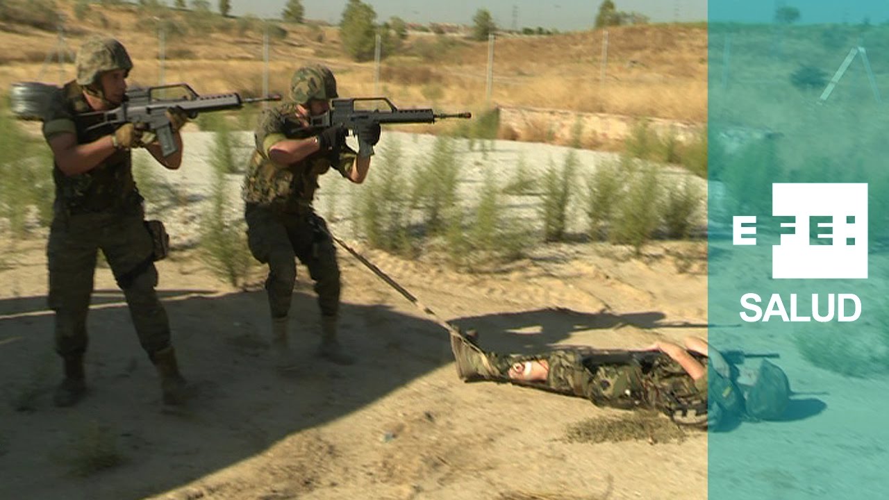 Soldados sanitarios, con fusil y mochila medicalizada