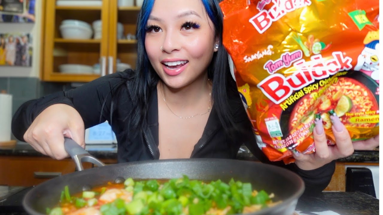 пробуем НОВУЮ лапшу ТОМ ЯМ от Samyang Buldak!