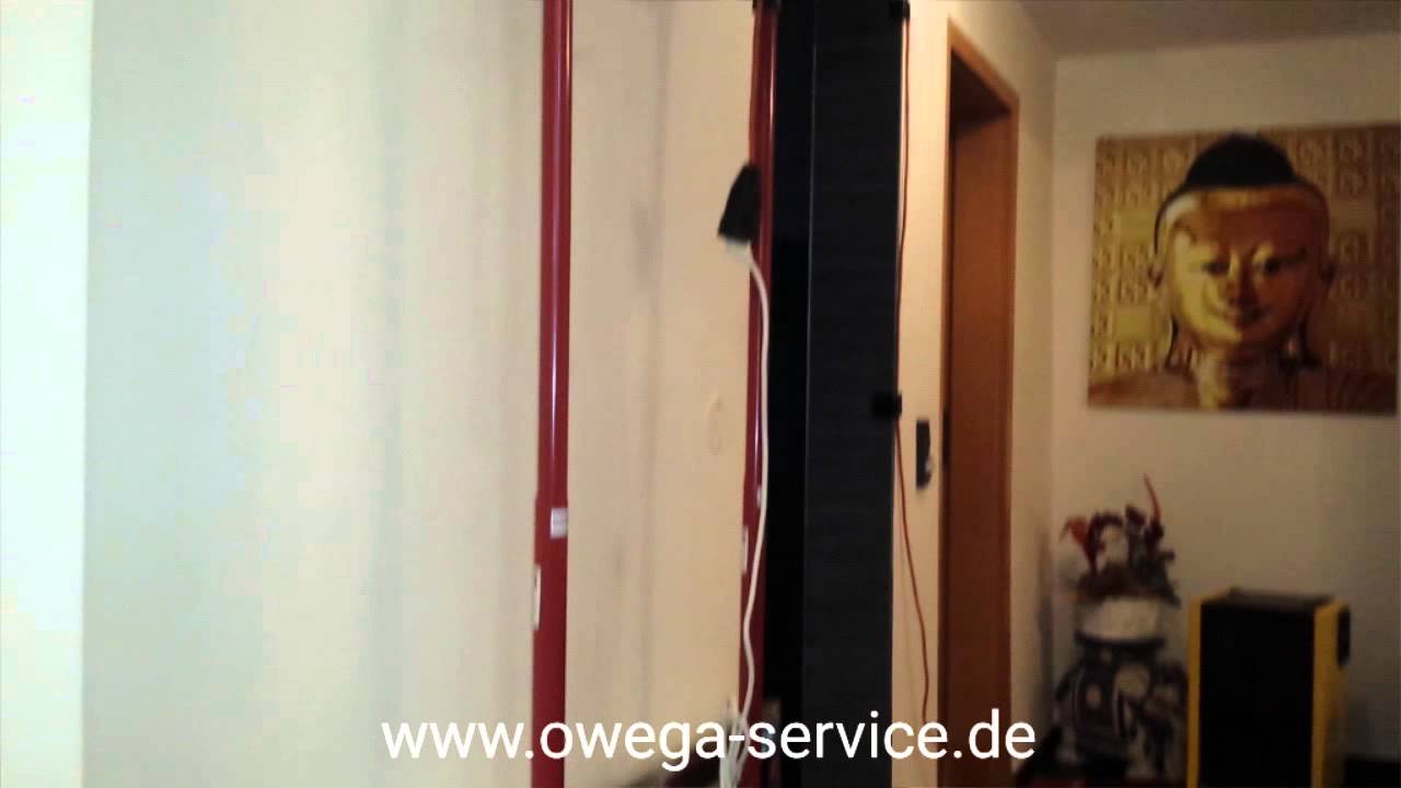 Nach einem Wasserschaden eine nasse Wand mit W&auml;rmeplatte und Kondenstrockner trocknen.