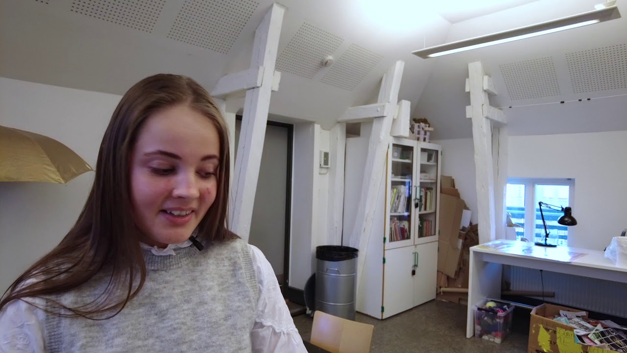 Cecilie fort&aelig;ller om valgfaget billedkunst | Vejle Tekniske Gymnasium