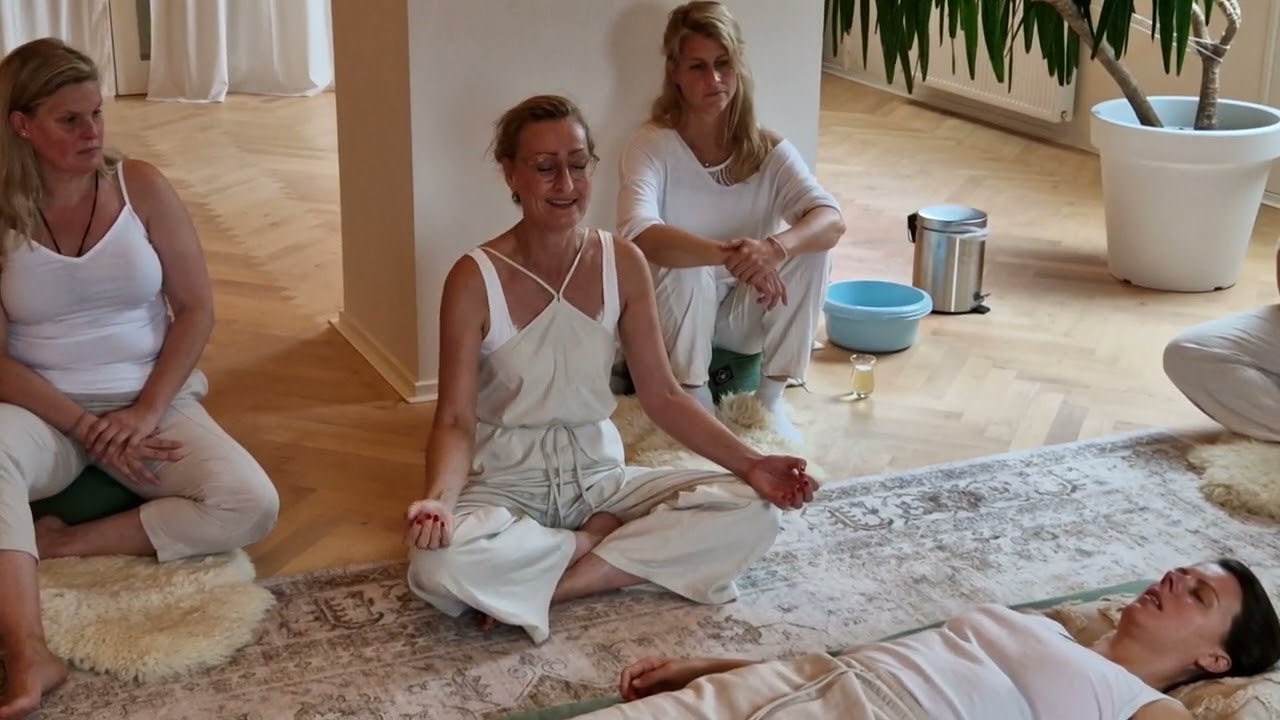 Uitgebreide Kundalinisessie uitgelegd door Rosemarijn Moen.  //OPLEIDING KUNDALINI LICHAAMSWERK
