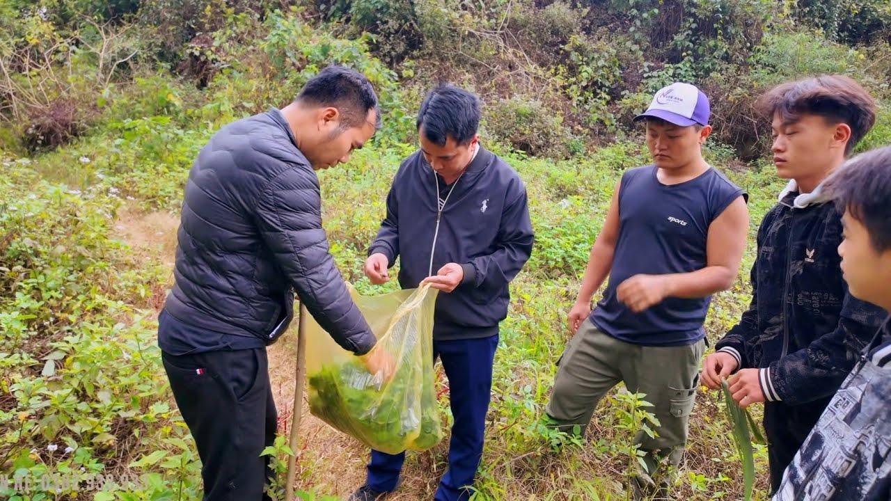 Tìm được cháu Phúc đi cùng con Sự Béo Sinh Nhật bạn lấy rau rừng. Nguyễn Tất Thắng