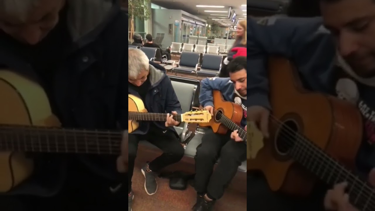 Peteco Carabajal guitarreando en aeroparque
