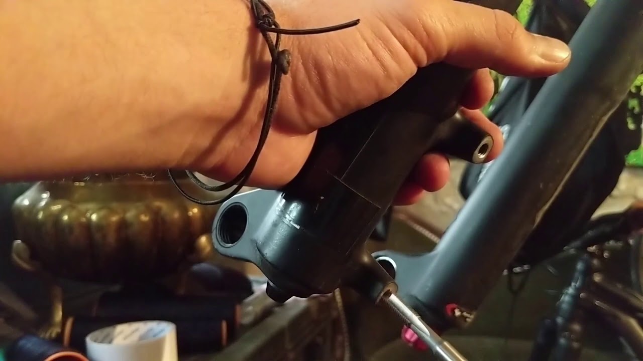 Repairing a MTB brake thread (fork postmount)