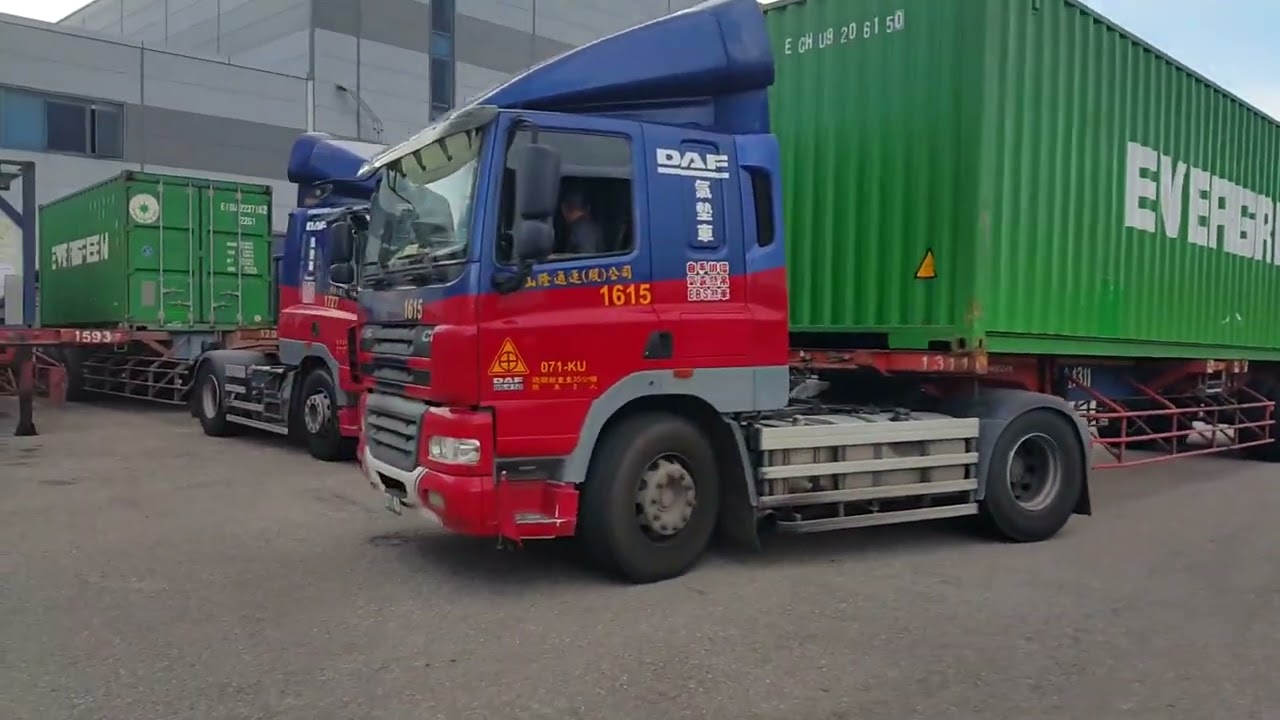 倒車入庫分兩種方式，一種是平行，另外一種是抓車身40度到45度角，車頭的角度約為40度，貨櫃最後輪著地的中心點為軸心，抓一格半，後輪的中心點在預定進入的停車格之前，一格半，開始轉折車頭40到45度角