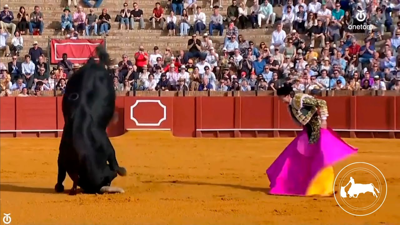 Paco Lama de Góngora, primer toro, quite de José Ruiz Muñoz, Feria de Abril, Sevilla 07-04-2024
