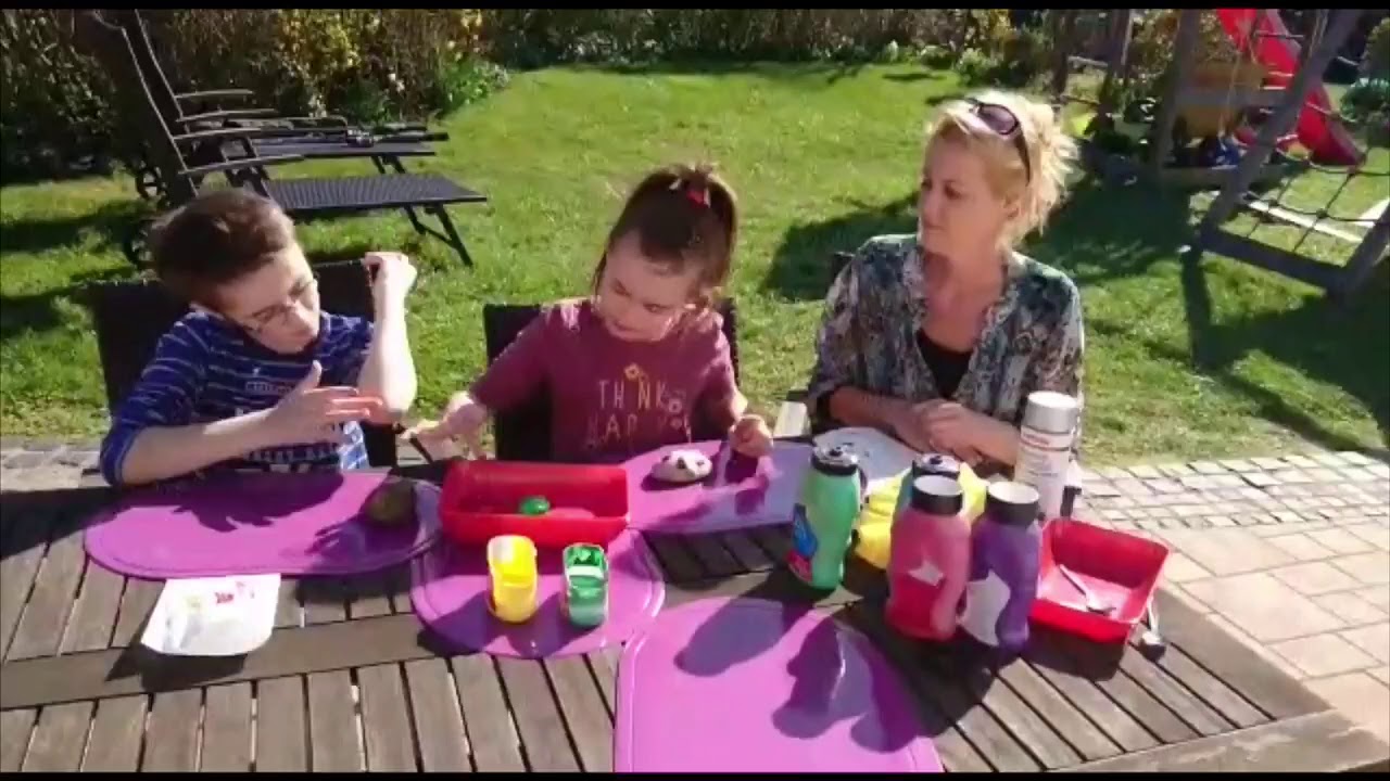Kita Zauberwind Petra und Ihre Kinder bemalen Steine